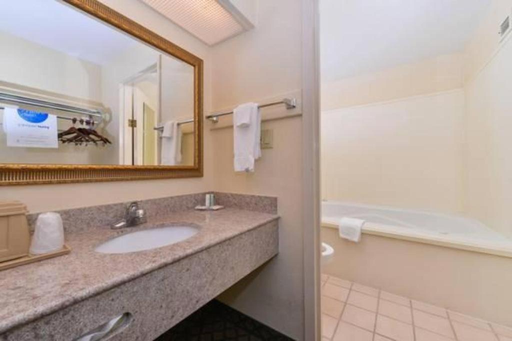 ברוקהייבן Quality Inn מראה חיצוני תמונה